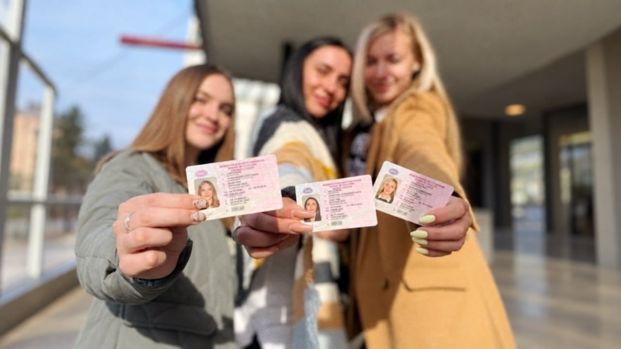 Выпускницы автошколы с водительскими удостоверениями