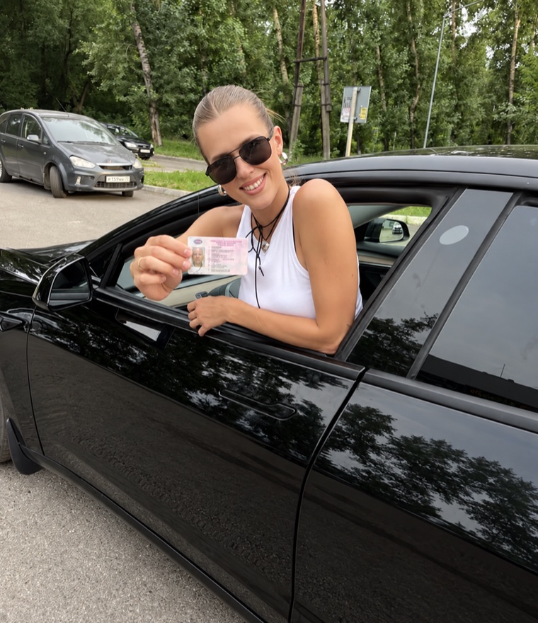 Ученица автошколы с водительским удостоверением